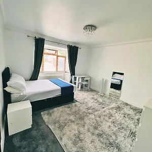 Guest house Blue Rain, Hillingdon